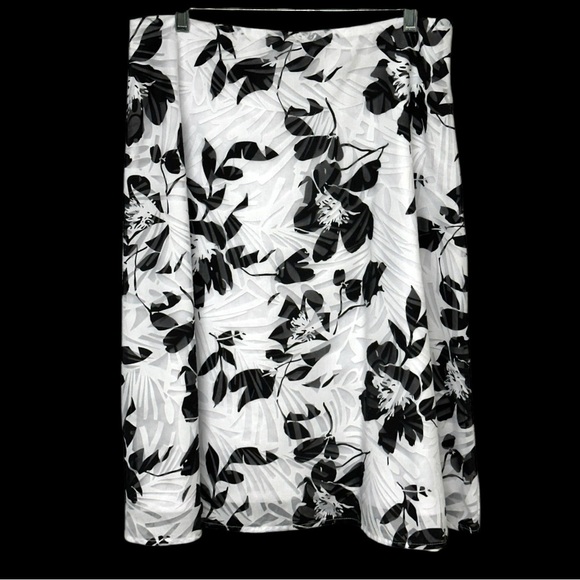 232 - PLANET BLACK AND WHITE LINED SKIRT - Picture 5 of 9